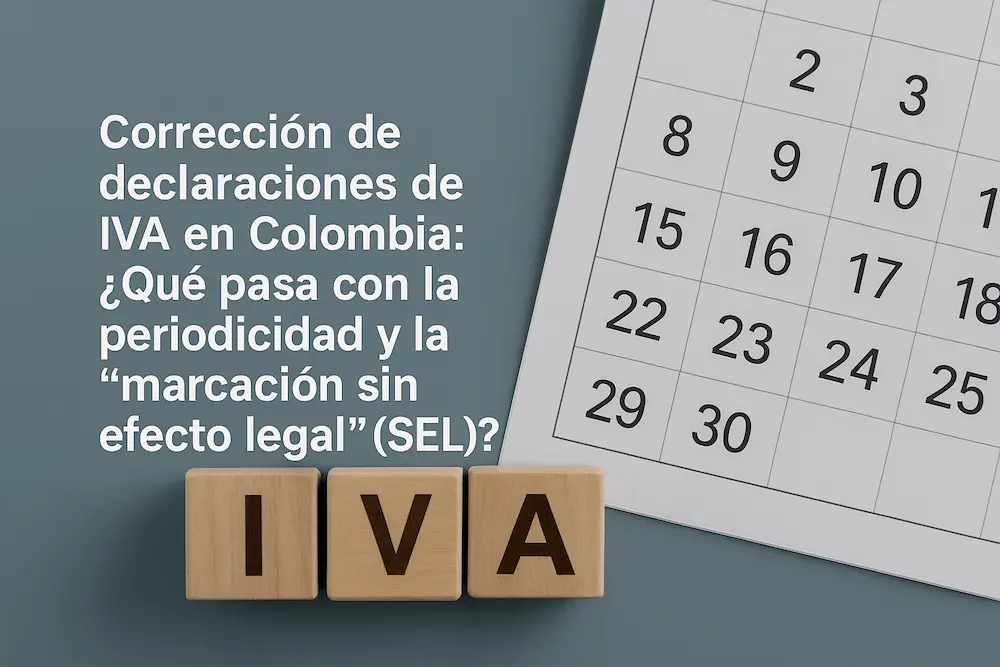 Bloques de madera con la palabra “IVA” junto a un calendario sobre fondo gris, con texto explicativo en español sobre la corrección de declaraciones de IVA, periodicidad y “marcación sin efecto legal” (SEL) en Colombia.